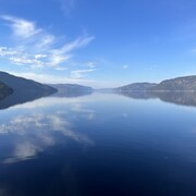 Vue sur le fjord par temps dégagé.