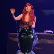 Emma Rudy dans son costume de la Petite sirène et perruque rouge.