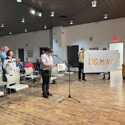 Alexandre Cossette au micro lors de la période de questions allouée au public pendant la séance du conseil municipal de Rimouski.
