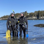 Les deux pieds dans la baie de Fundy.