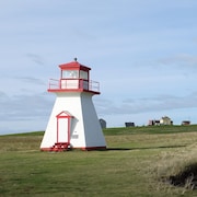 Un phare se trouve près d'une falaise.