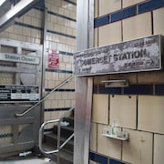 L'entrée de la station de métro Somerset.