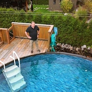 Philippe Vézina regarde sa piscine hors-terre.