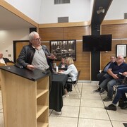 Pierre Dufour s'adresse aux citoyens de Val-d'Or pendant une séance du conseil municipal.
