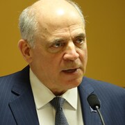 Pierre Fitzgibbon parle au micro.
