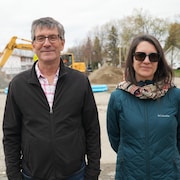Pierre et Janie-France Barbe près du chantier de l'école Le Prélude à Rouyn-Noranda.