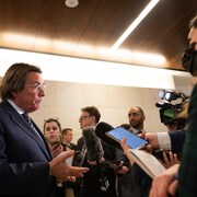 Le président et chef de la direction de Québecor, Pierre Karl Péladeau, parlant avec des journalistes.