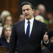 Pierre Poilievre se lève pendant la période des questions à la Chambre des communes sur la colline du Parlement à Ottawa, le lundi 29 avril 2024.