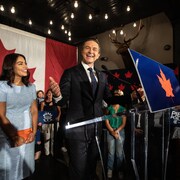 Anaida Poilievre et le chef du Parti conservateur Pierre Poilievre célèbrent leur victoire lors de l'élection partielle de Battle River-Crowfoot à Camrose, en Alberta, le lundi 18 août 2025.