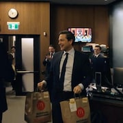 Pierre Poilievre avec des sacs de McDonald's.