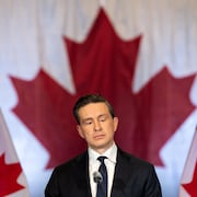 Le chef conservateur Pierre Poilievre écoute les questions des médias lors d'une conférence de presse à Vancouver le dimanche 2 février 2025.