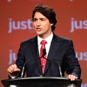 Justin Trudeau en 2013 et Pierre Poilievre en 2022, tous deux derrière un lutrin.