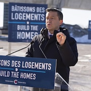 Pierre Poilievre lors d'une conférence de presse dans la banlieue montréalaise de Pointe-Claire, au Québec, le jeudi 15 février 2024.