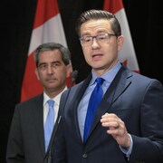 Un politicien en conférence de presse.