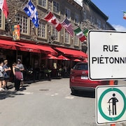Une pancarte « Rue piétonne » aux abords du Vieux-Québec. 