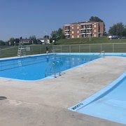 Une piscine publique dans un parc.
