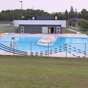 Une piscine publique.