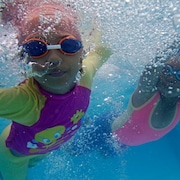 Des enfants qui se baignent, la tête sous l'eau.