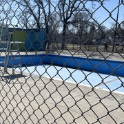 La piscine Happyland dans le quartier de Saint-Boniface, clôturée et sans eau, photographiée le 23 avril 2024. 