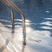 Des escaliers qui descendent dans une piscine.