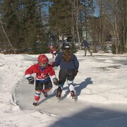 Des jeunes patinent sur une piste glacée.