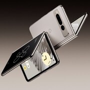 Deux téléphones intelligents à écran pliable placés dos à dos. 