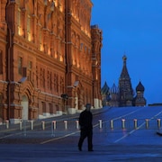Un homme marche près de la place Rouge, à Moscou, fermée en raison des mesures de sécurité renforcées après l'attentat à la salle de concert municipale de Krasnogorsk.