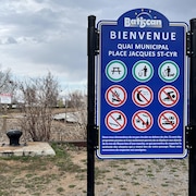 Une pancarte indique ce qui est permis et ce qui est interdit sur la plage de Batiscan. 