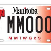 Une nouvelle plaque d'immatriculation du Manitoba avec une robe rouge en solidarité avec les femmes autochtones disparues et assassinées.