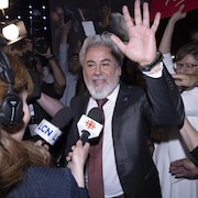 Pablo Rodriguez fait un salut de la main, alors qu'il descend de scène et qu'il est attendu par des journalistes, le 14 juin 2025.