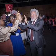 Pablo Rodriguez salue ses partisans en se rendant sur scène pour prononcer un discours, au jour du vote pour le prochain chef du Parti libéral, le 14 juin 2025.