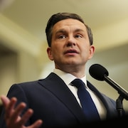 Pierre Poilievre en conférence de presse.