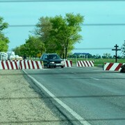 Un point de contrôle sur une route.
