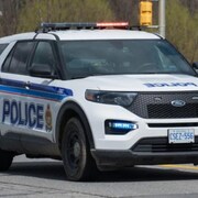 Une voiture de police. 