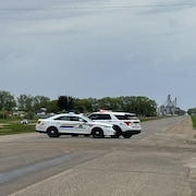 Deux voitures de police bloquent la circulation sur la route 52 entre Steinbach et La Broquerie, le 24 mai 2024.