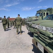 Des véhicules de la police militaire.