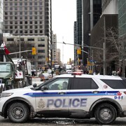 Une voiture de police d'Ottawa dans le convoi.
