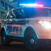 Une voiture de police photographiée en soirée.