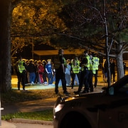 Des policiers interviennent lors d'une fête dans un parc.