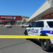 Dispositif policier sur un stationnement.