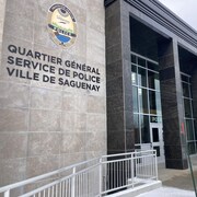 La façade de l'édifice principal de la police de Saguenay.