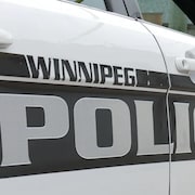 Une voiture du Service de police de Winnipeg en stationnement dans la ville. 