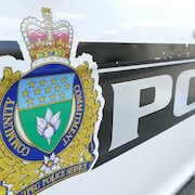 Le logo de la police de Winnipeg sur une voiture.