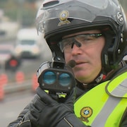 Un policier de la Sûreté du Québec effectue une opération de vérification de la vitesse sur l'autoroute Henri-IV à Québec