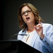 La première ministre du Manitoba, Heather Stefanson ,parle au public, en levant les mains . 
