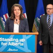 La première ministre de l'Alberta, Danielle Smith et son ministre des Affaires municipales, Ric McIver.
