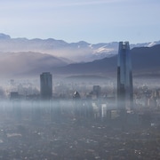 La ville de Santiago dans le brouillard.