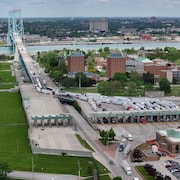 Images aériennes (drone) de la circulation sur le pont Ambassador en provenance des États-Unis. Camions dédouanant sur Huron Church Rd... Prise de vue le 10 mai 2024.