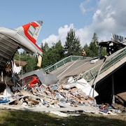 Un pont effondré et les débris d'un train accidenté.