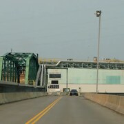 Le pont est composé d'un chemin de fer et de deux voies routières.